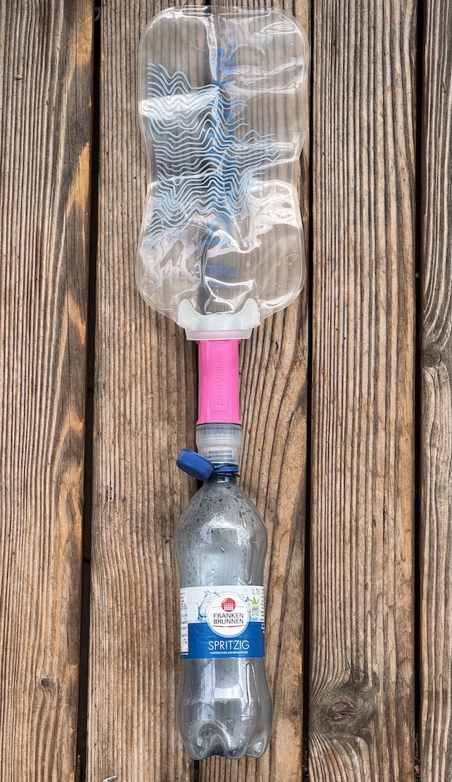 Wasserfilter lässt sich an übliche PET-Wasserflaschen anschrauben