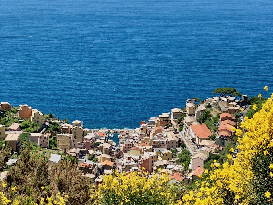 Im Nationalpark Cinque Terre - Blick auf eines der typischen Dörfer