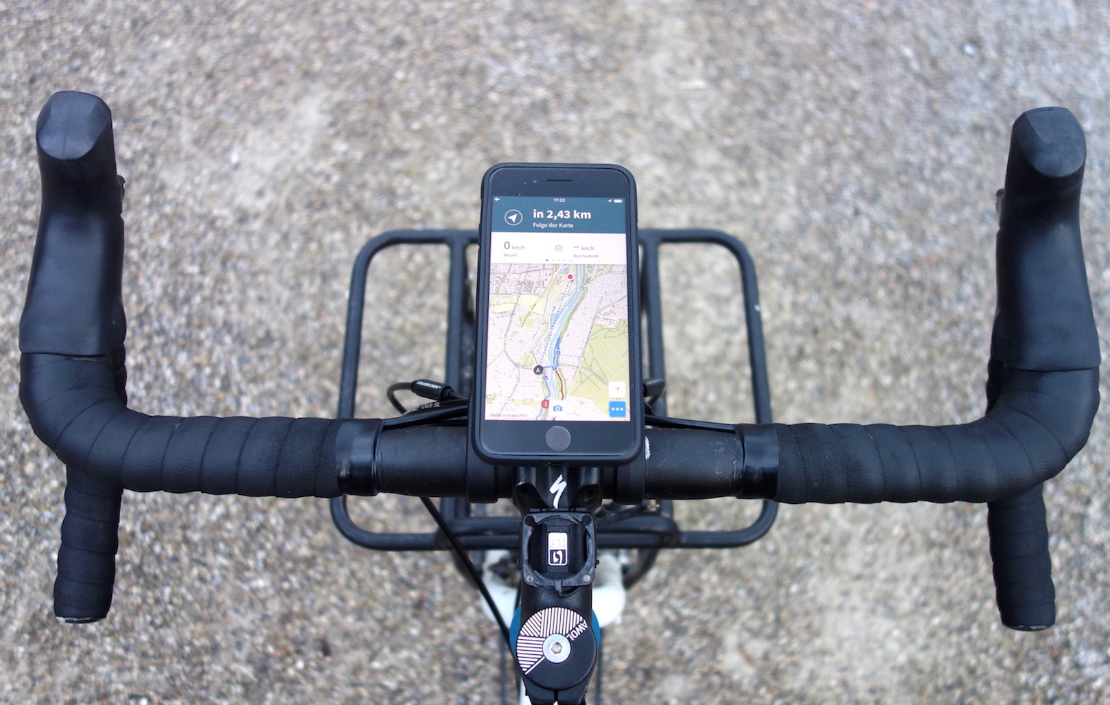 Smartphone vor dem Vorbau montiert mit Wicked Chili Universal Bicycle Mount Dual