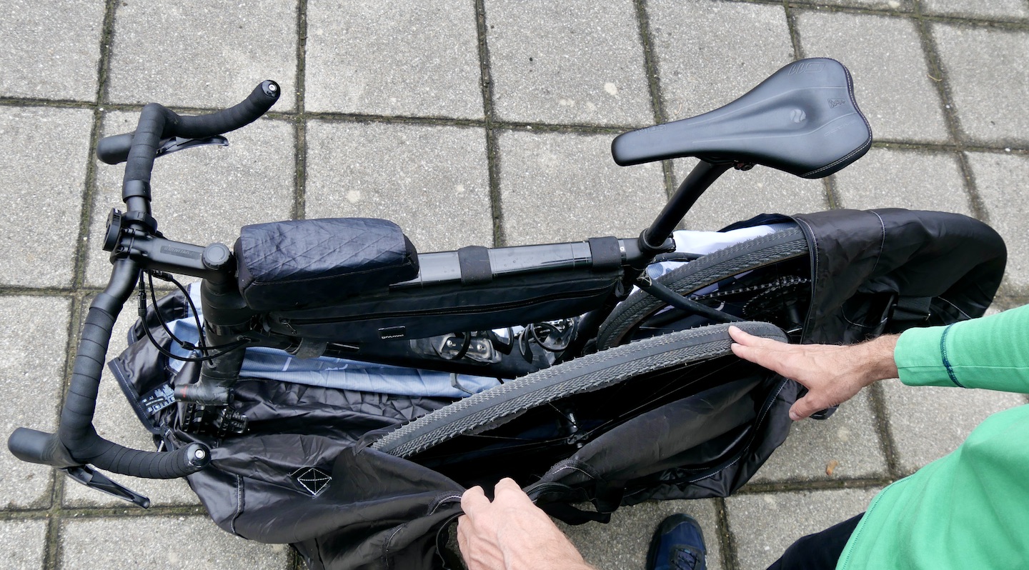 3. vorderes Laufrad in die integrierte Laufradtasche schieben