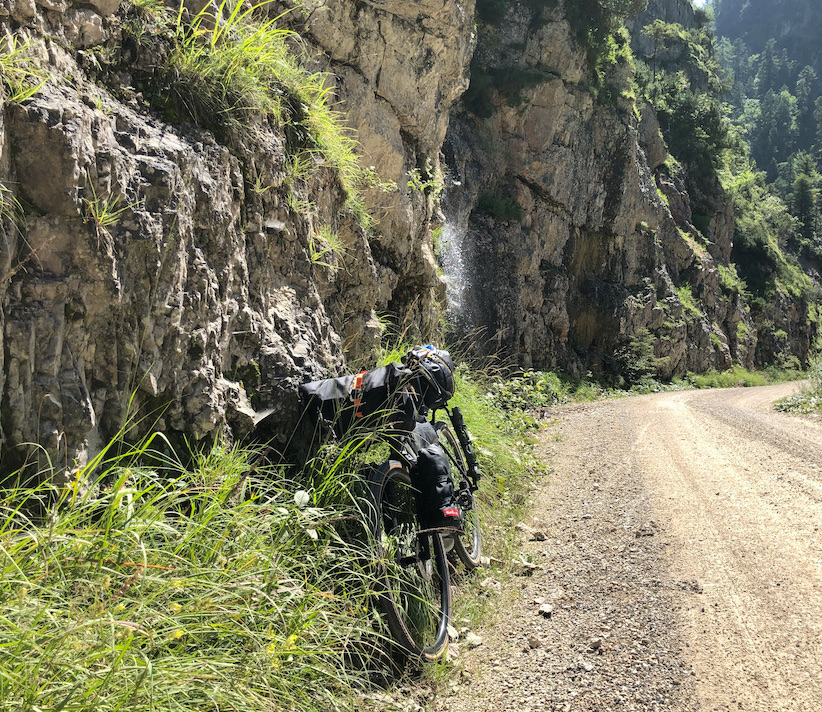 Wasserfall neben der Straße