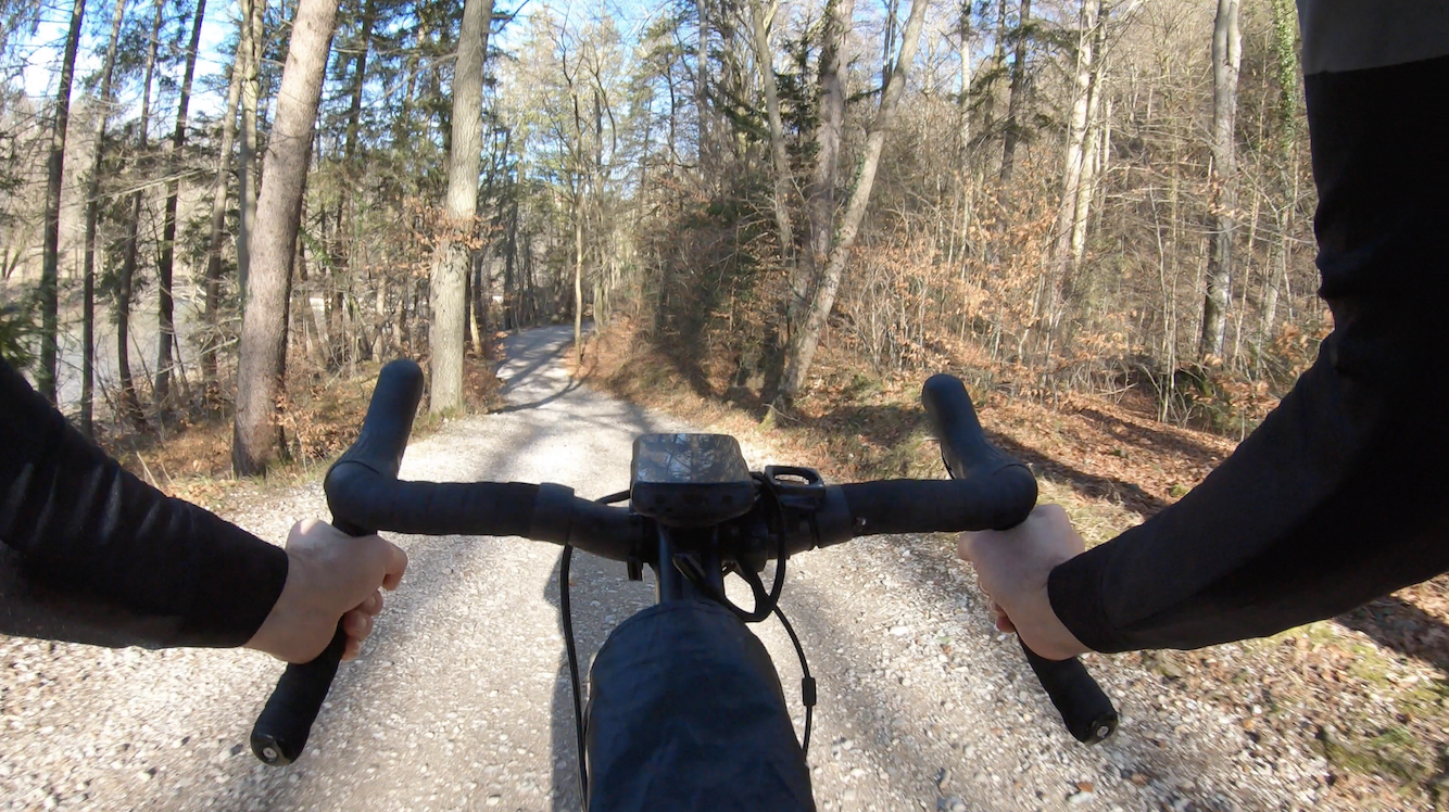 schnelle Fahrt auf losem Schotter