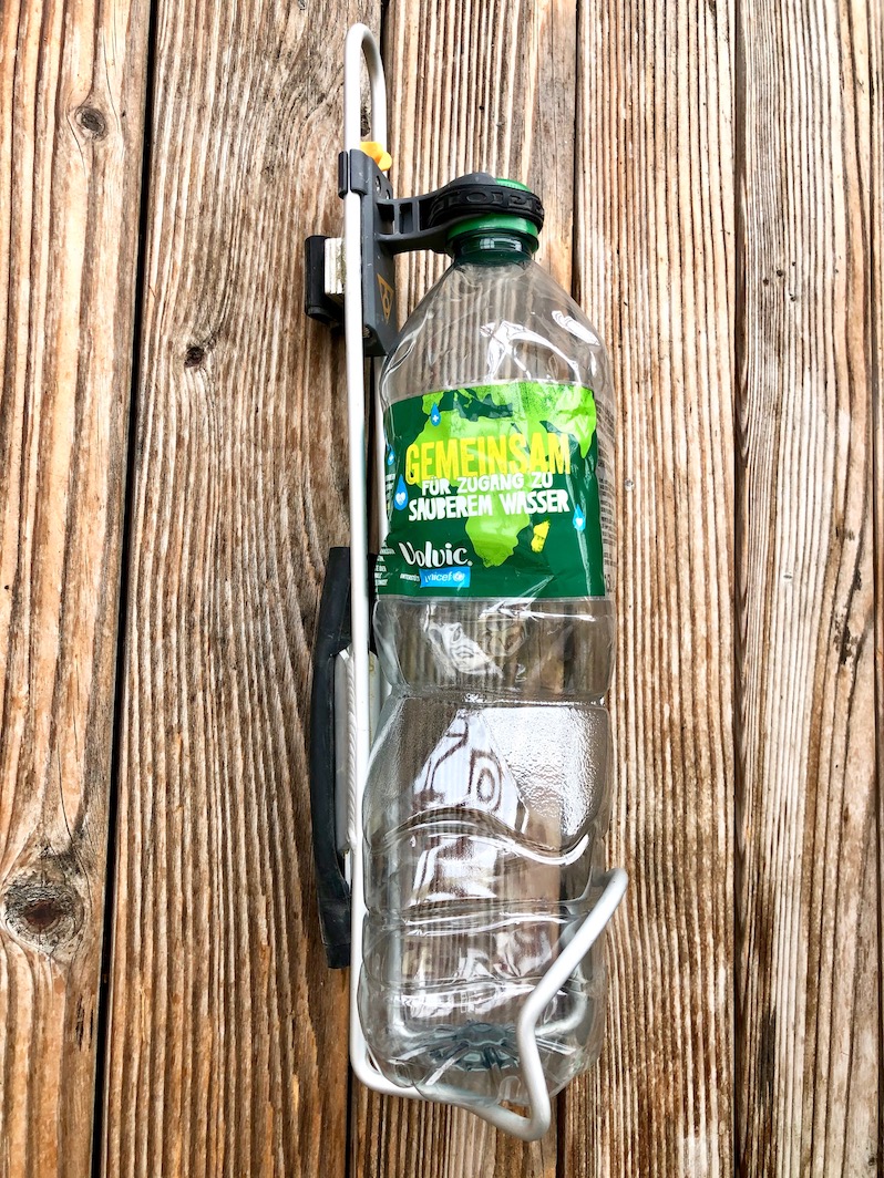 15. 1,5-Liter Wasserflasche im Flaschenhalter