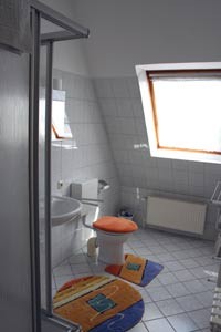 Das helle und moderne Badezimmer in Knauers Ferienwohnung Nr. 3.