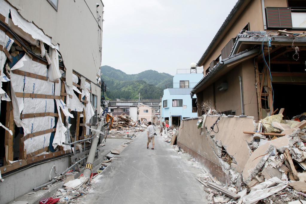 写真奥、青い建物はキクチ写真館