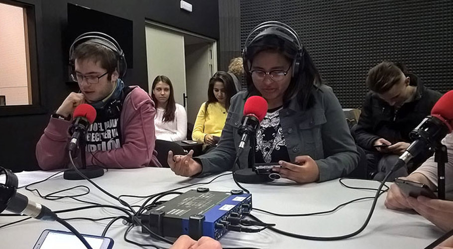 Estudiantes elaborando un programa de radio - colaboración UCLM