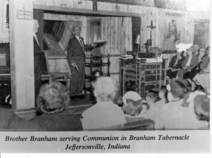 Irmão Branham ministrendo a ceia do Senhor no tabernaculo Branham.