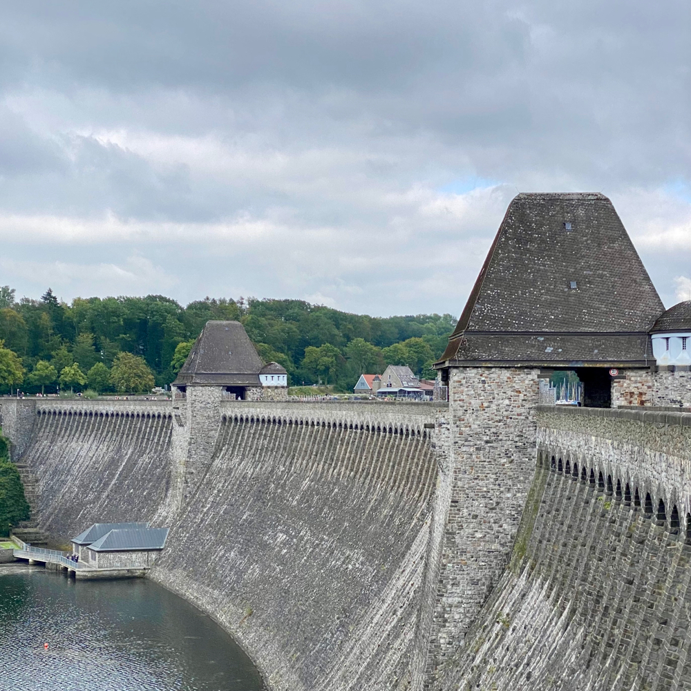 die Staumauer ist ein beeindruckendes Bauwerk mit spannender Geschichte