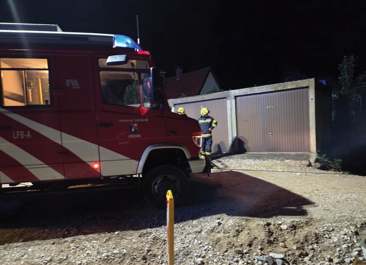 PKW-Bergung nach Abrutschen über Hang