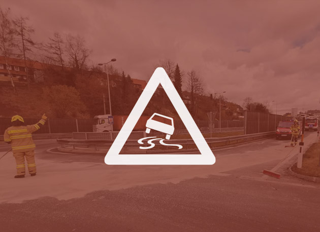 Verkehrsunfall: Aufräumarbeiten nach Unfall und Fahrbahnreinigung