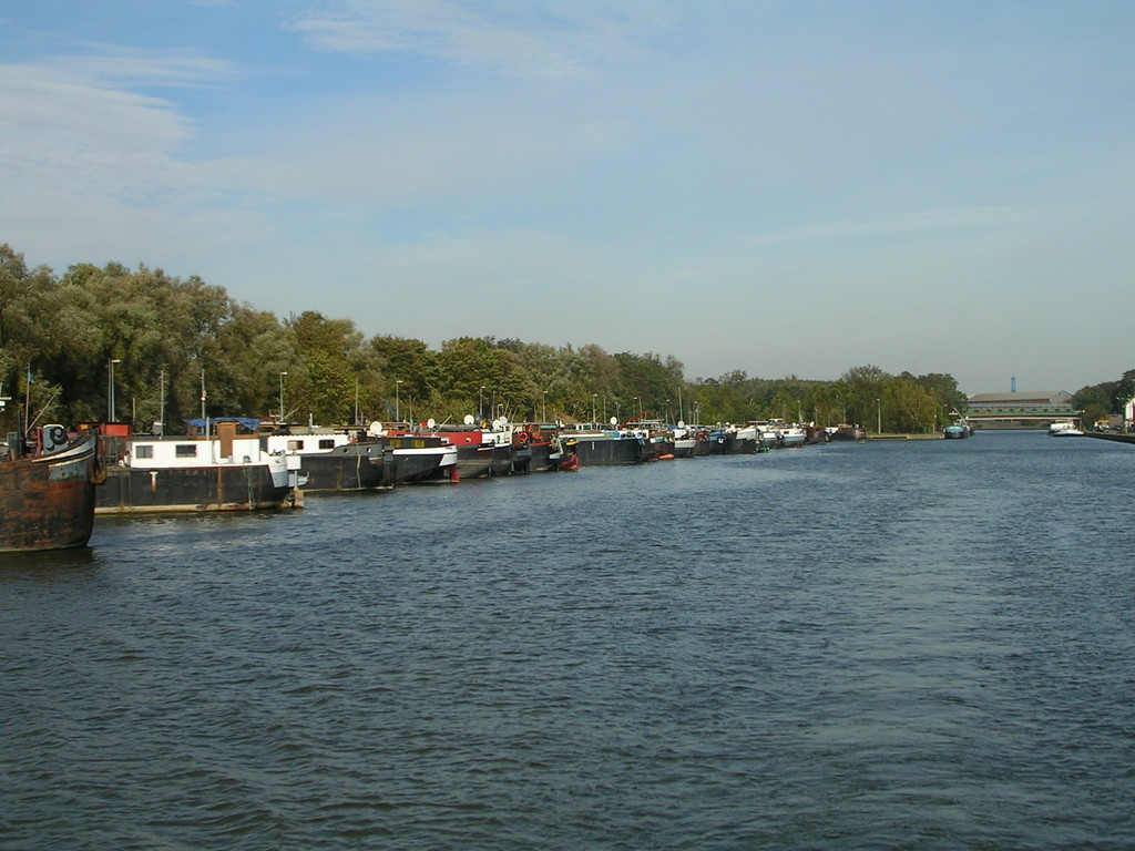 Abgestellte Péniches in Douai