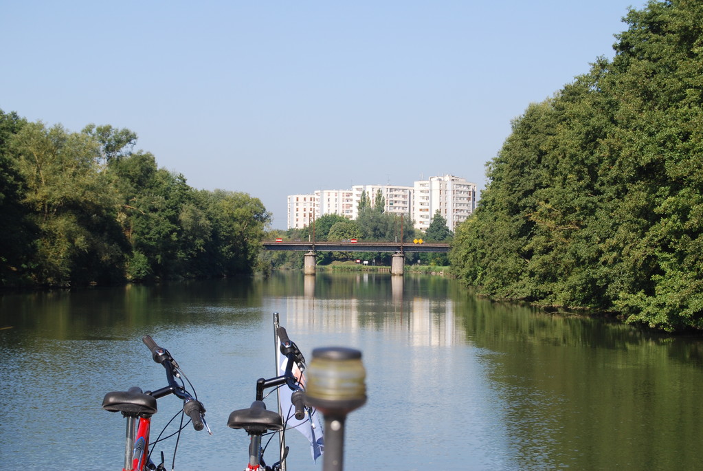 Auf der Maas mit Sicht auf Charleville