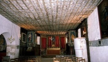 Le plafond formé de caissons décorés mains