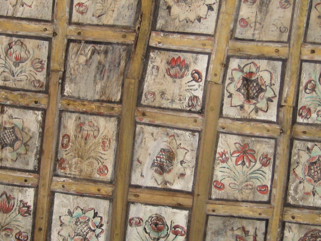 Le plafond formé de caissons décorés mains