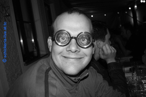siehst mi? na. dann brauchst a brille ...