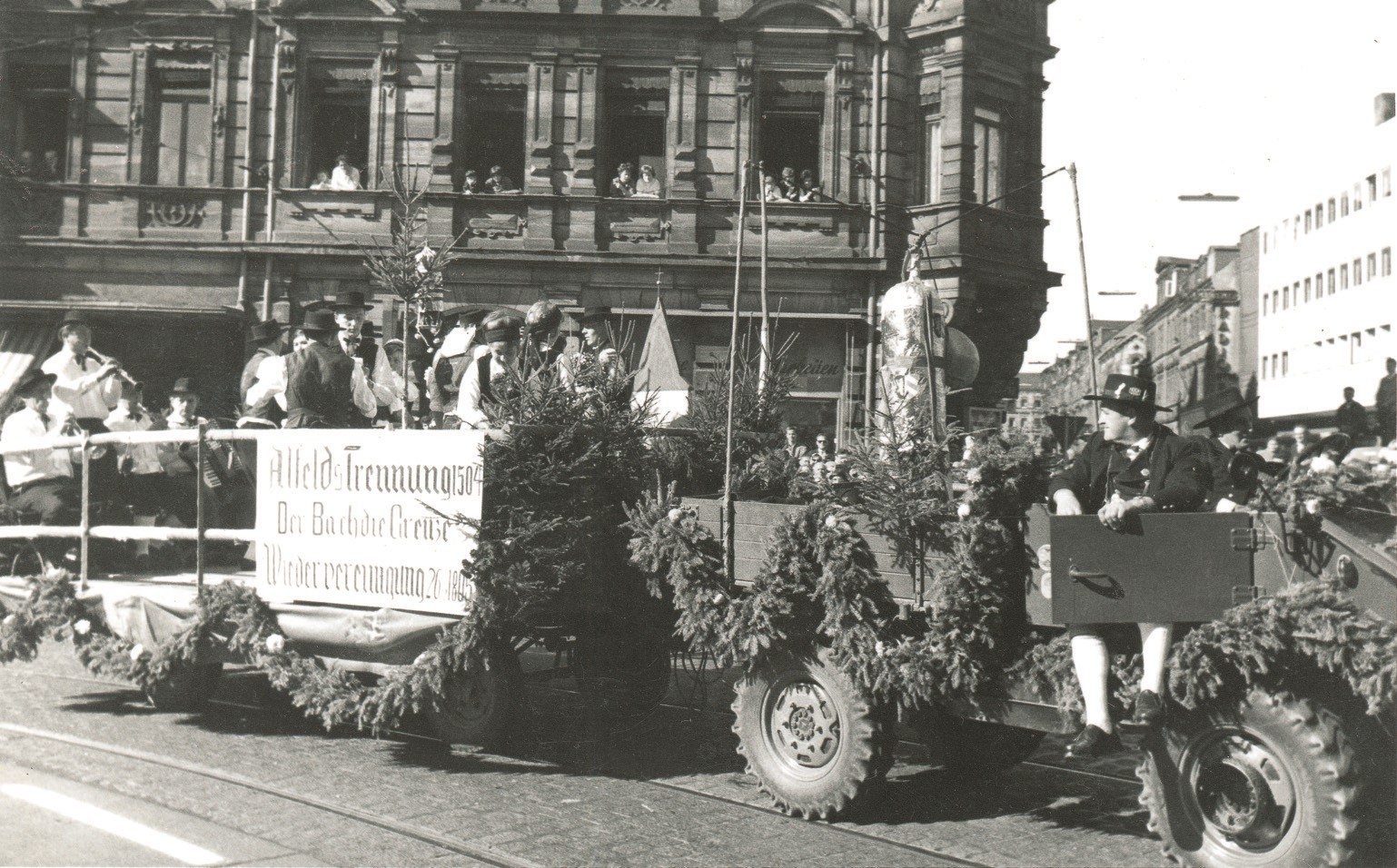 Abb. 12: Festwagen des Heimat- und Trachtenvereins Alfeld anlässlich des Erntedank-Festzuges zur Fürther Kirchweih 1962. 