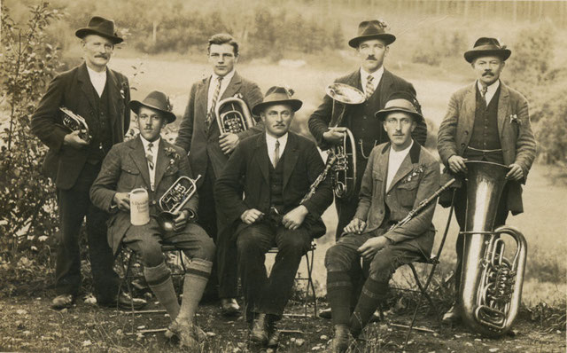 Kapelle Vogel (Birg-Kapelle) mit Johann Kellermann, Johann Vogel, Schmaus Sen. (hinten), Peter Büttner (Weech-Päiter), Peter Steger (Wassl-Päiter), Leonhad Schötz (Hoch-Löidl) (vorn)