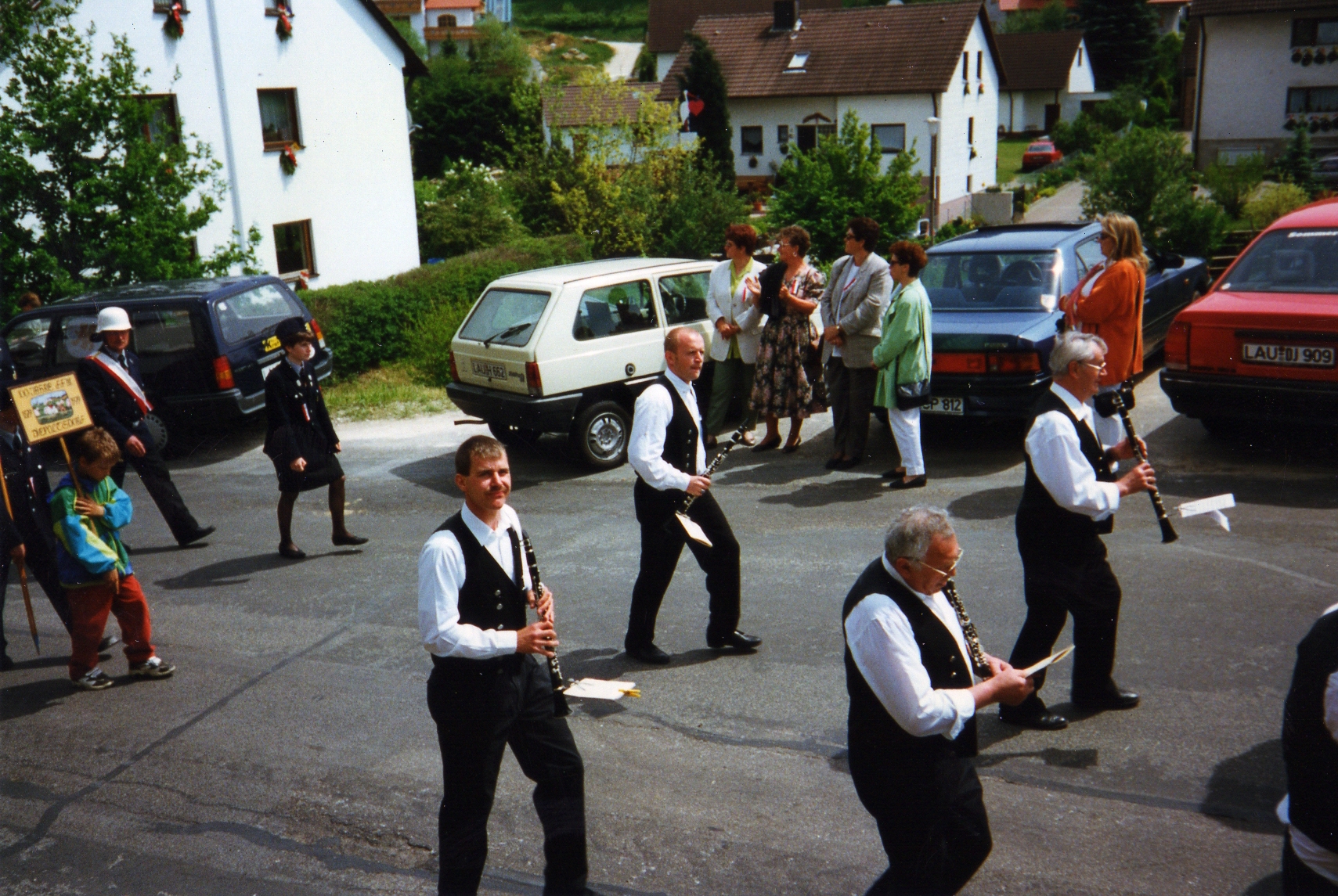 Alt und Jung beim Festzug "125 Jahre FF Alfeld", 1997