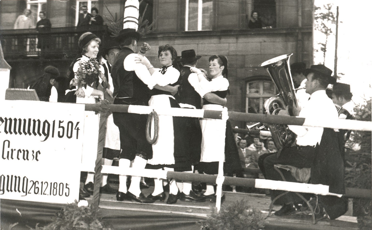 Abb. 13: Festwagen des Heimat- und Trachtenvereins Alfeld anlässlich des Erntedank-Festzuges zur Fürther Kirchweih 1962. 