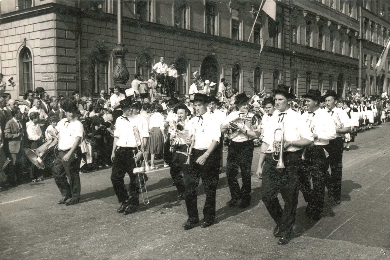 Abb. 11: Die von Leonhard Bruckner zusammengestellte Alfelder Kapelle zur Begleitung des Heimat- und Trachtenvereins, hier beim Oktoberfest-Umzug in München 1961.