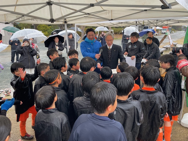 表彰式：午後の部　雨の中テント内にて