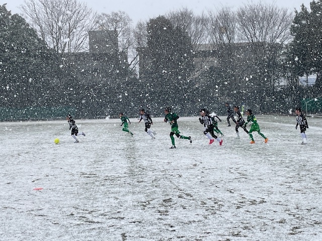試合の様子　雪の降る中