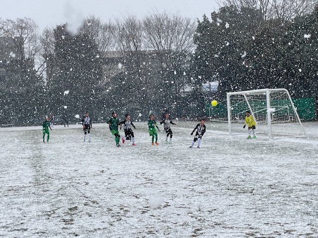 試合の様子　雪の降る中
