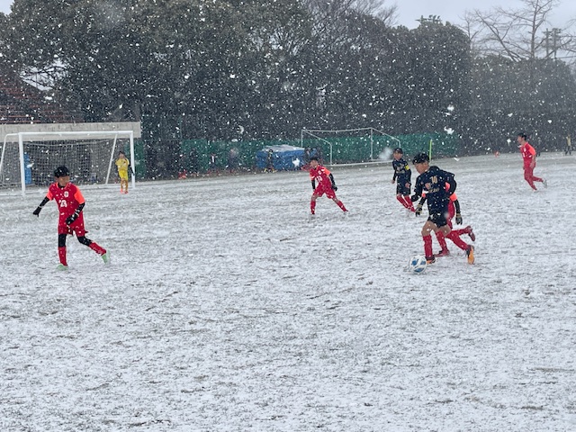 試合の様子　雪の降る中