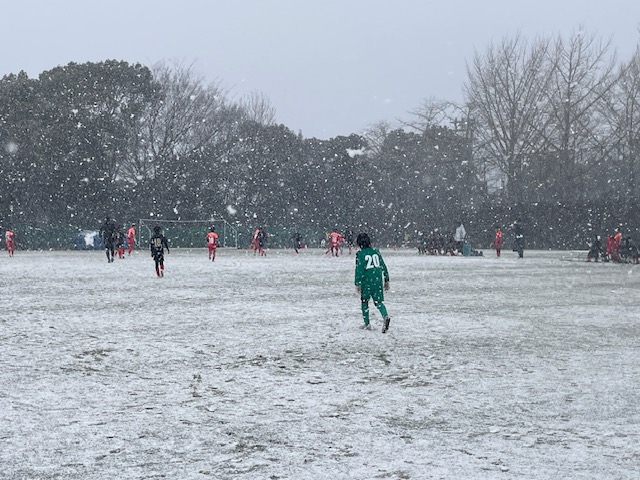 試合の様子　雪の降る中