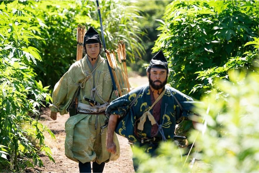 NHK大河ドラマ『鎌倉殿の13人』で北条義時役を演じる小栗旬さん（左）と、和田義盛役を演じる横田栄司さん（右）