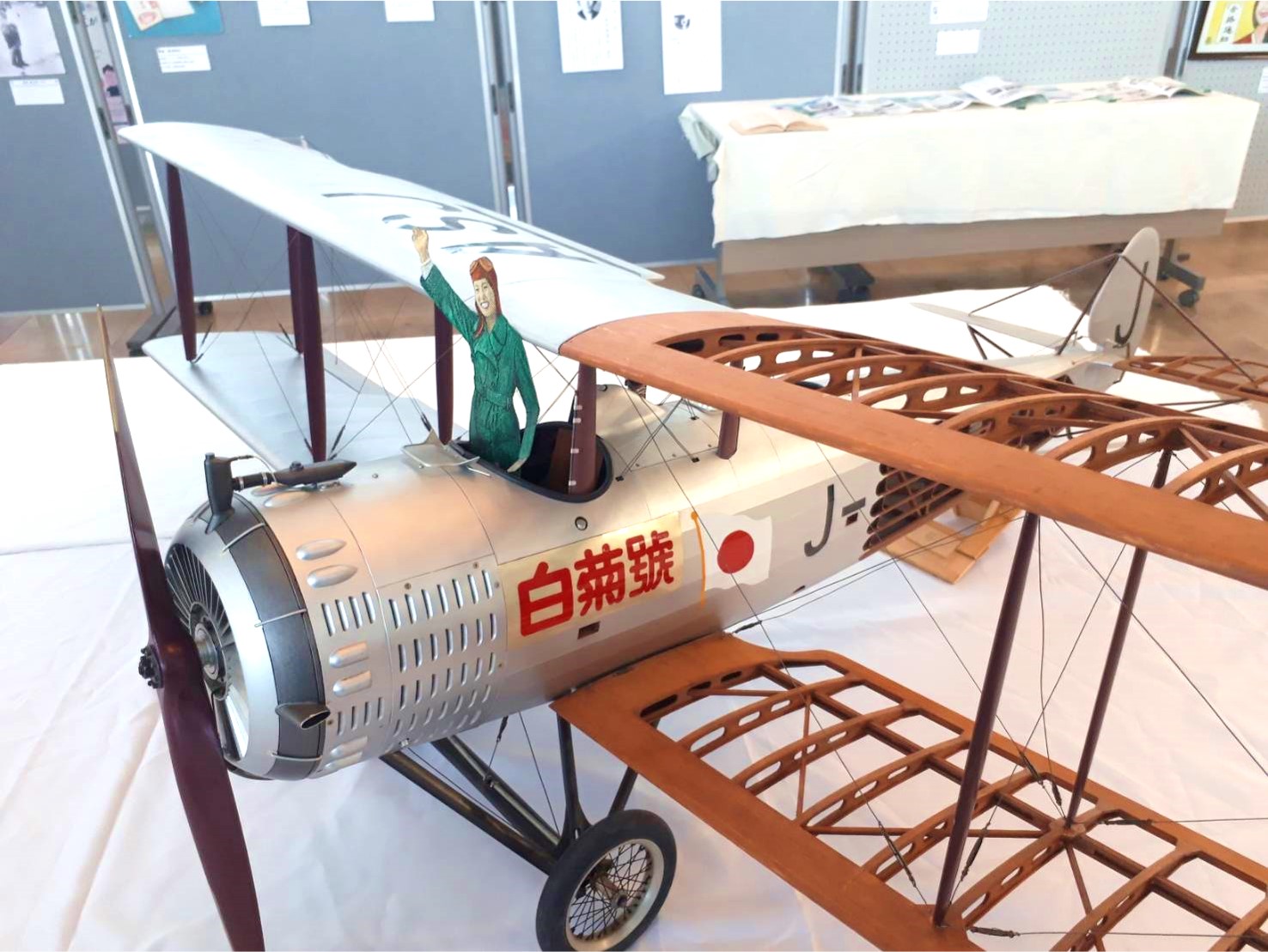 貴重！戦前の複葉機と二人のパイロットの写真です。当時のものです