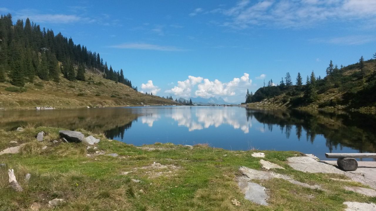 Der Bergsee direkt bei der Hütte
