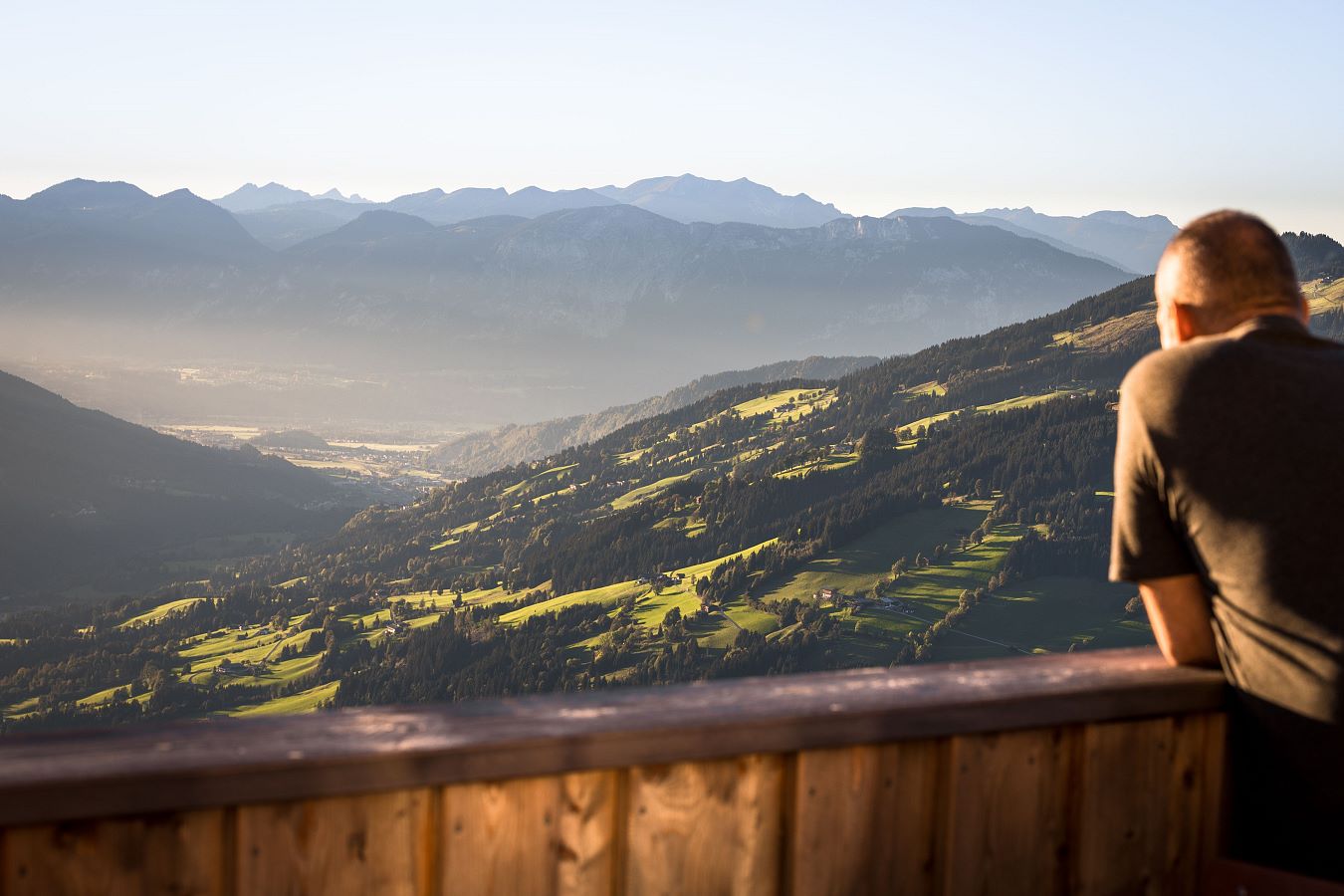 Imposante Bergwelt vor der Hütte