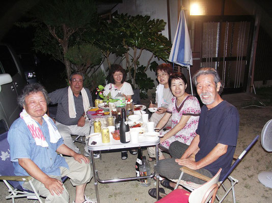 2009.8月　夏祭り　花火を観ながら一杯会　惠美子さんと結婚して間もない頃　右から房雄さん、奥さんの惠美子さん