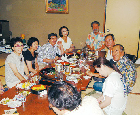 2004.8月　夏祭りの宵　更科二階で一杯会　一番奥が房雄さん、その右が更科ご主人、隣が滝川英明さん