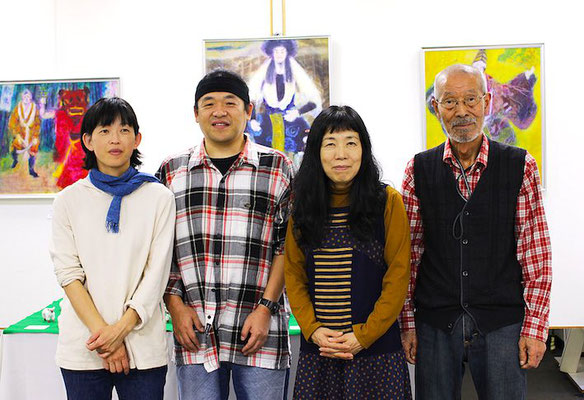 2014.10月　個展会場にて　左から武内祥子さん（現・深谷）、深谷圭介さん、吉村惠美子さん、房雄さん