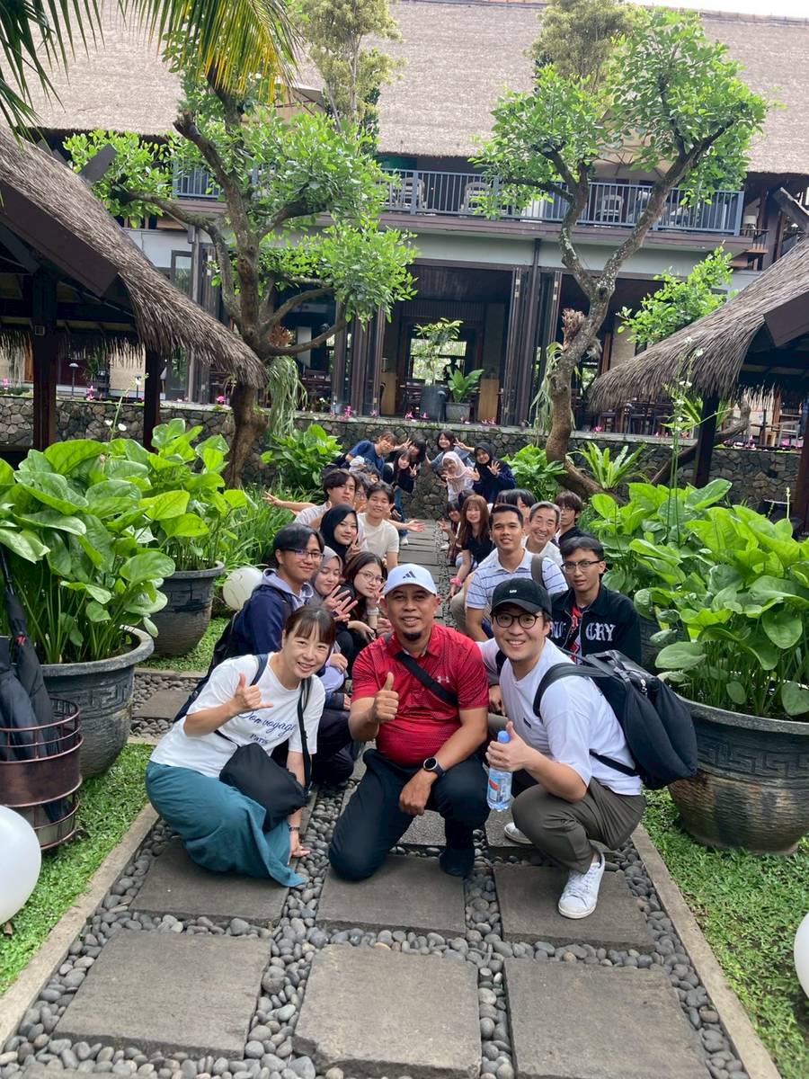 バンドンのレストランの中庭で