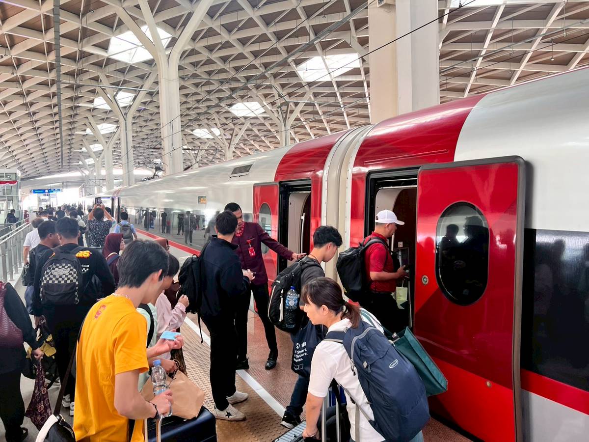 ジャカルタからバンドン行きの高速鉄道に乗車