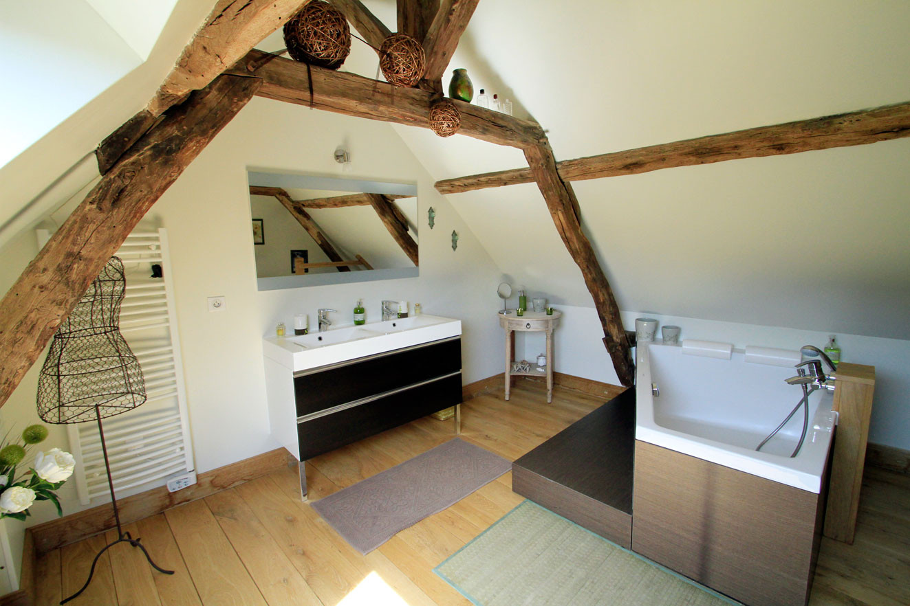 Chambre Sous le Tilleul de Noémie, salle de bain en mézzanine