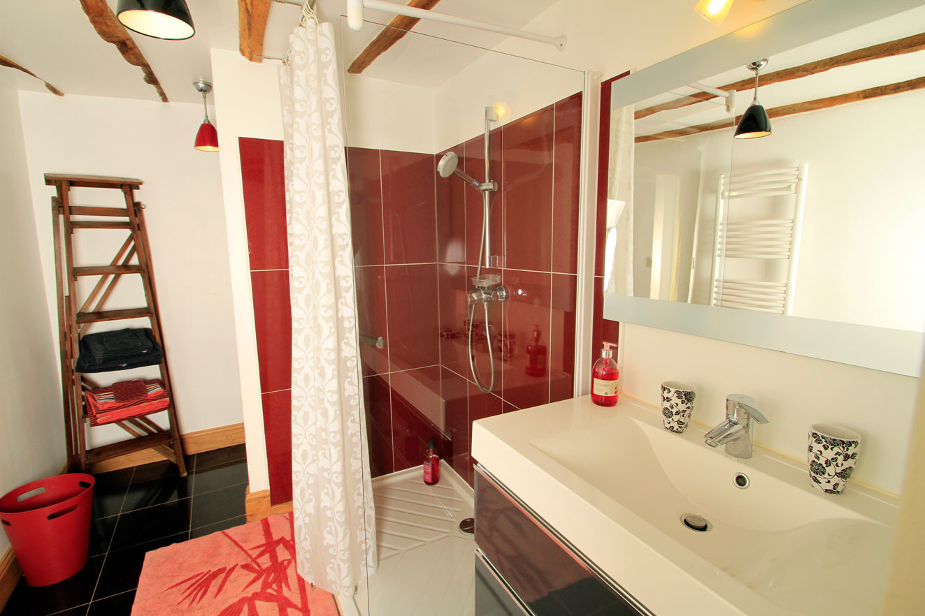 Chambre Les Gourmandises de Mathilde, salle de bain spacieuse avec bac de douche à l'italienne