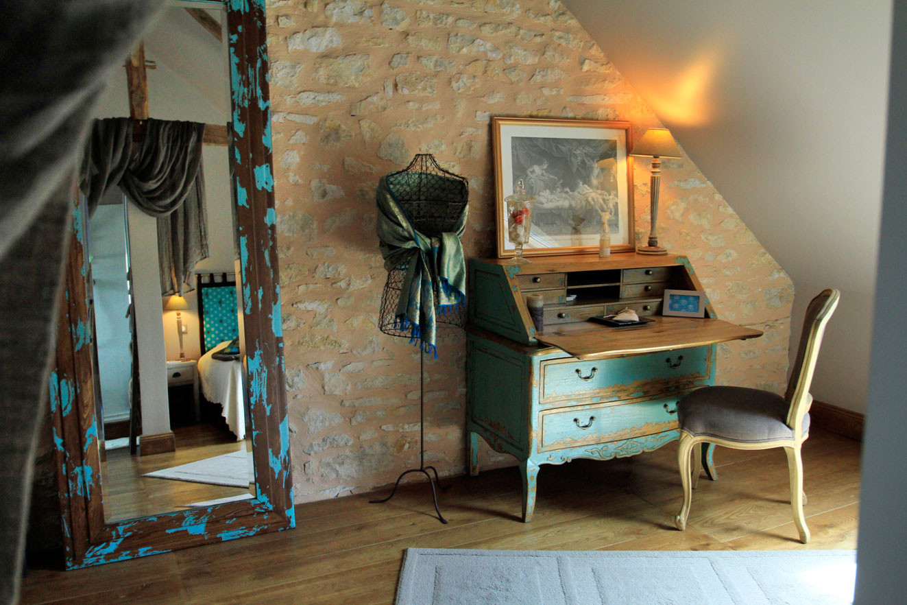 Chambre Les Voluptés de Marie, son bureau, idéal pour les soirées étapes
