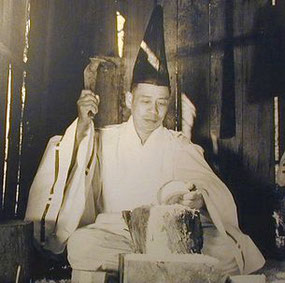 Okura’s father carving the wood wearing the kijishi costume as described in the picture roll at the Okimi-kijiso Shrine (Captured by the TV clue)