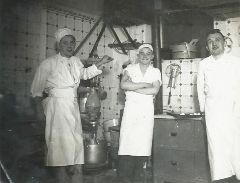 Bäckermeister Otto Thieme mit Gesellen