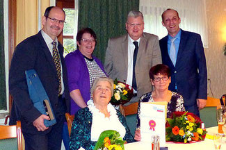 Alfons Ewens – Dorothea Ewens – Gertrud Walgenbach – Dr. Tobias Kador, Landtagskandidat – Hildegard Ginter – Kreisvorsitzender Alexander Buda (von links)
