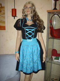 Dirndl mit Chiffonbluse, Schütze, Armband und Kropfband 