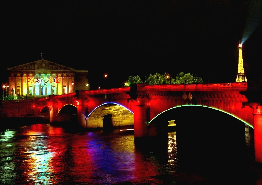 Pont de l'assemblée nationale la nuit