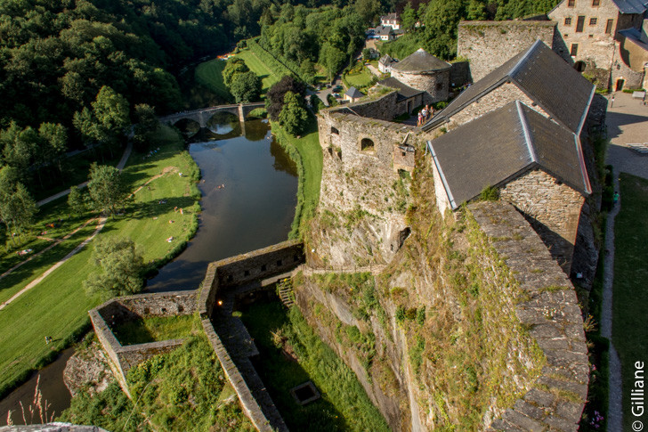 Le château surplombe la"semois