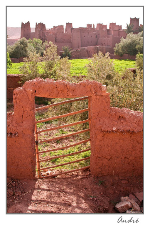 MAROC, porte en terre ocre