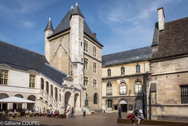 Gilliane : Dijon, palais des ducs de Bourgogne, cours intérieure