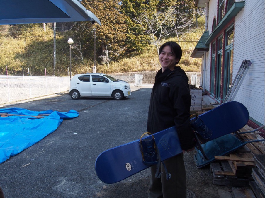 大学生がまず車から下ろしたのは自前のスノーボード。